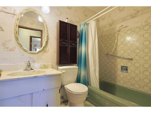 4927 47 Street, Hardisty, AB - Indoor Photo Showing Bathroom