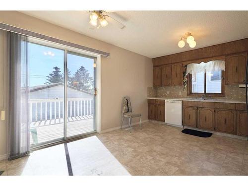 4927 47 Street, Hardisty, AB - Indoor Photo Showing Kitchen