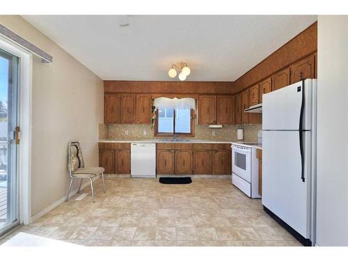 4927 47 Street, Hardisty, AB - Indoor Photo Showing Kitchen