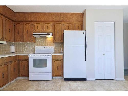 4927 47 Street, Hardisty, AB - Indoor Photo Showing Kitchen