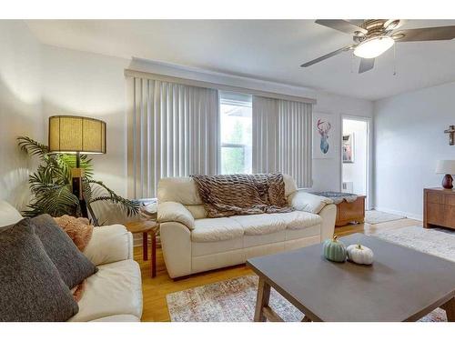 26 Poplar Crescent, Springbrook, AB - Indoor Photo Showing Living Room