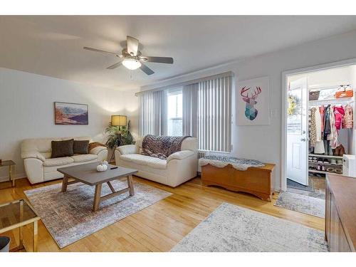 26 Poplar Crescent, Springbrook, AB - Indoor Photo Showing Living Room