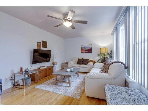 26 Poplar Crescent, Springbrook, AB - Indoor Photo Showing Living Room