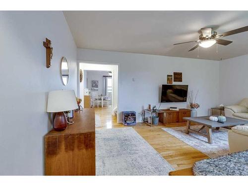 26 Poplar Crescent, Springbrook, AB - Indoor Photo Showing Living Room