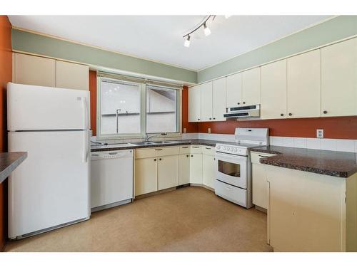 5910 44 Avenue, Camrose, AB - Indoor Photo Showing Kitchen With Double Sink