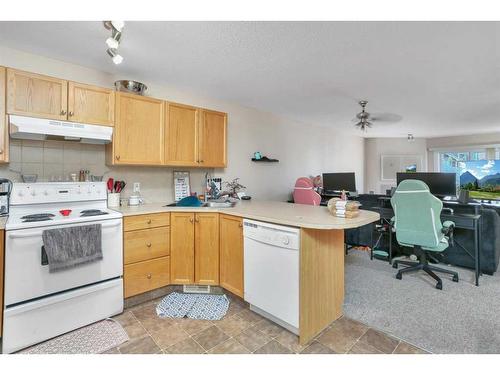 1206-5220 50A Avenue, Sylvan Lake, AB - Indoor Photo Showing Kitchen