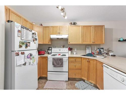 1206-5220 50A Avenue, Sylvan Lake, AB - Indoor Photo Showing Kitchen