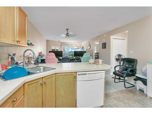 1206-5220 50A Avenue, Sylvan Lake, AB - Indoor Photo Showing Kitchen