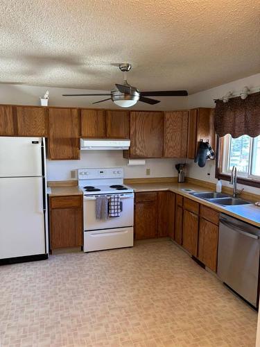 5506 47 Avenue, Killam, AB - Indoor Photo Showing Kitchen With Double Sink