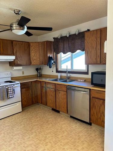 5506 47 Avenue, Killam, AB - Indoor Photo Showing Kitchen With Double Sink