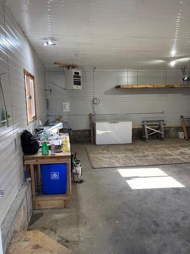 5506 47 Avenue, Killam, AB - Indoor Photo Showing Garage