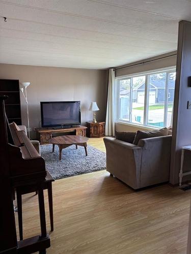 9 Mackenzie Drive, Sedgewick, AB - Indoor Photo Showing Living Room