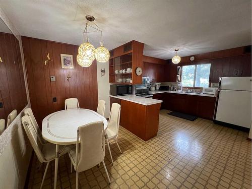 5401 50 Street, Ponoka, AB - Indoor Photo Showing Dining Room