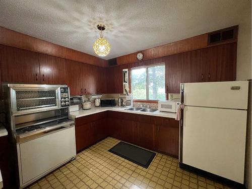 5401 50 Street, Ponoka, AB - Indoor Photo Showing Kitchen With Double Sink