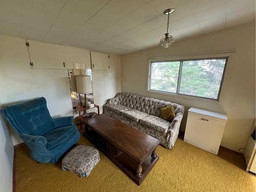 5401 50 Street, Ponoka, AB - Indoor Photo Showing Living Room