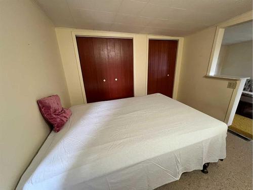 5401 50 Street, Ponoka, AB - Indoor Photo Showing Bedroom