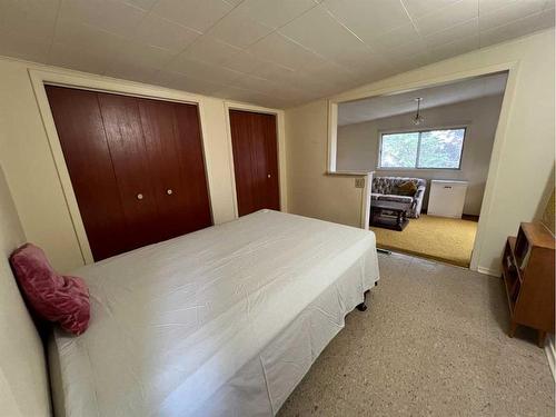 5401 50 Street, Ponoka, AB - Indoor Photo Showing Bedroom