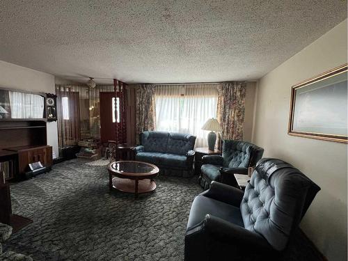 5401 50 Street, Ponoka, AB - Indoor Photo Showing Living Room