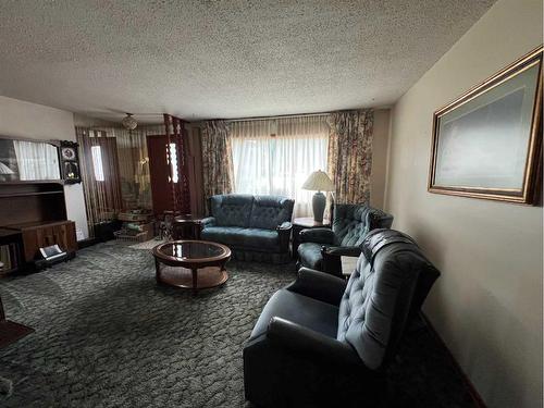 5401 50 Street, Ponoka, AB - Indoor Photo Showing Living Room