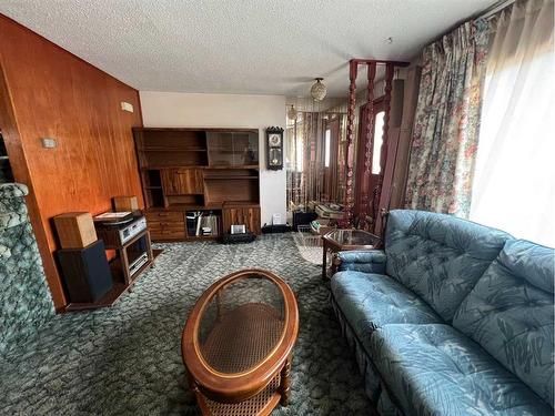 5401 50 Street, Ponoka, AB - Indoor Photo Showing Living Room