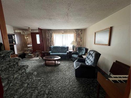 5401 50 Street, Ponoka, AB - Indoor Photo Showing Living Room