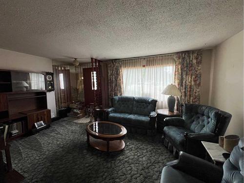 5401 50 Street, Ponoka, AB - Indoor Photo Showing Living Room