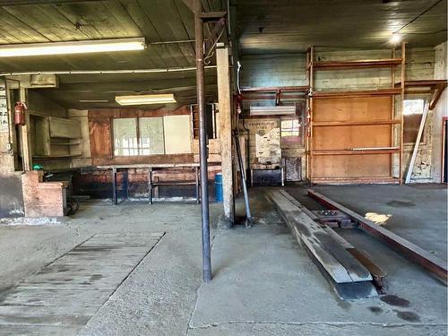 5401 50 Street, Ponoka, AB - Indoor Photo Showing Garage