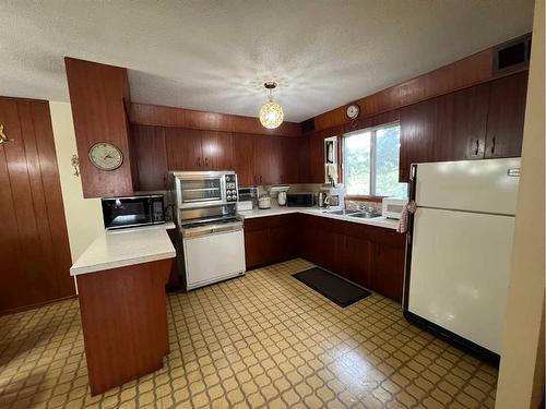 5401 50 Street, Ponoka, AB - Indoor Photo Showing Kitchen With Double Sink