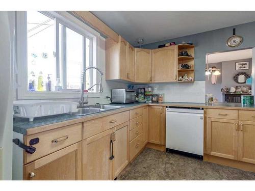 214 Pine Street, Springbrook, AB - Indoor Photo Showing Kitchen