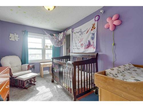 214 Pine Street, Springbrook, AB - Indoor Photo Showing Bedroom