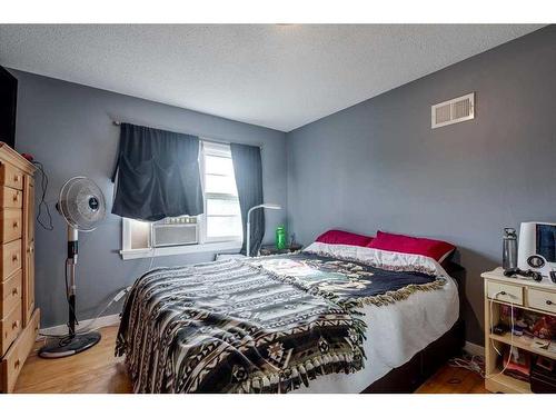 214 Pine Street, Springbrook, AB - Indoor Photo Showing Bedroom