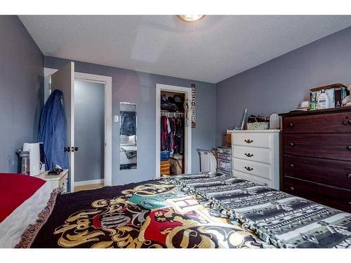 214 Pine Street, Springbrook, AB - Indoor Photo Showing Bedroom