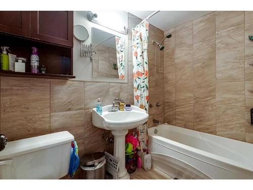 214 Pine Street, Springbrook, AB - Indoor Photo Showing Bathroom