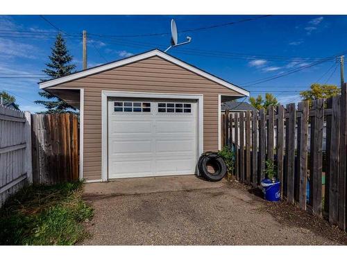 214 Pine Street, Springbrook, AB - Outdoor