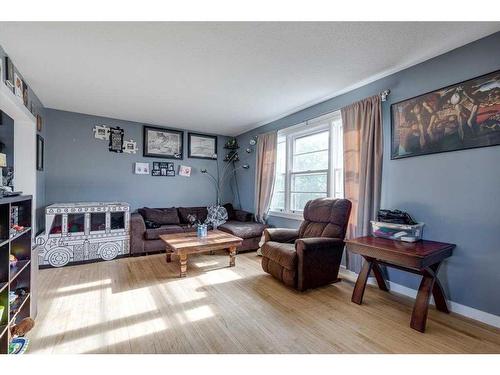 214 Pine Street, Springbrook, AB - Indoor Photo Showing Living Room