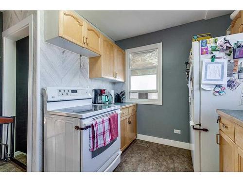 214 Pine Street, Springbrook, AB - Indoor Photo Showing Kitchen