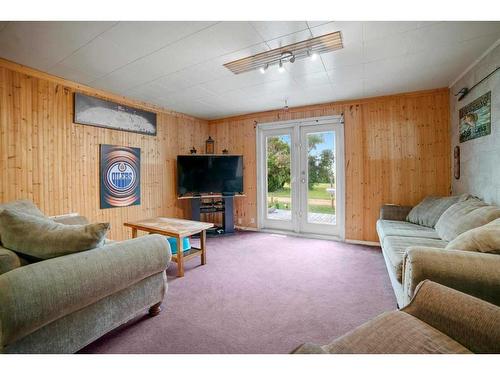 44455 Range Road 174, Rural Camrose County, AB - Indoor Photo Showing Living Room