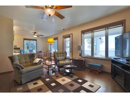 27 Lakeshore Drive, Sundance Beach, AB - Indoor Photo Showing Living Room