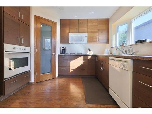 27 Lakeshore Drive, Sundance Beach, AB - Indoor Photo Showing Kitchen