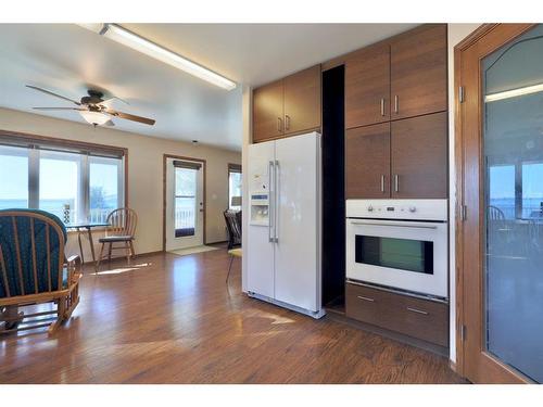 27 Lakeshore Drive, Sundance Beach, AB - Indoor Photo Showing Kitchen