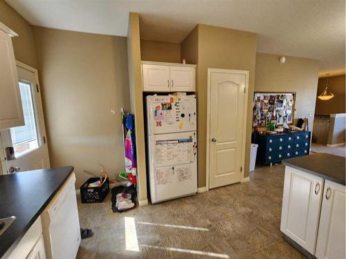 91 Isherwood Close, Red Deer, AB - Indoor Photo Showing Kitchen