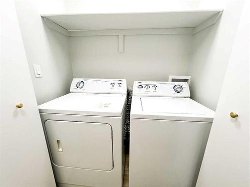 5113A 54 Avenue, Ponoka, AB - Indoor Photo Showing Laundry Room