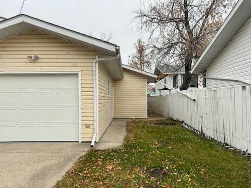 5113A 54 Avenue, Ponoka, AB - Outdoor With Exterior