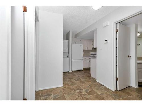 123-54 Bell Street, Red Deer, AB - Indoor Photo Showing Kitchen