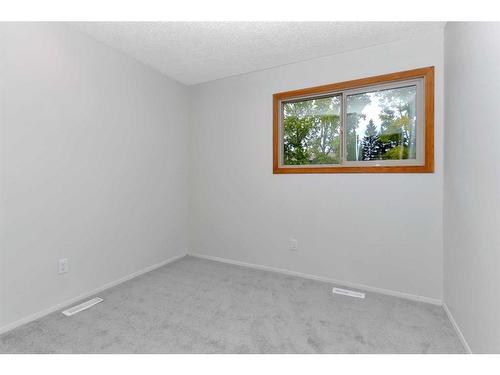 123-54 Bell Street, Red Deer, AB - Indoor Photo Showing Other Room