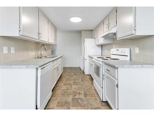 123-54 Bell Street, Red Deer, AB - Indoor Photo Showing Kitchen