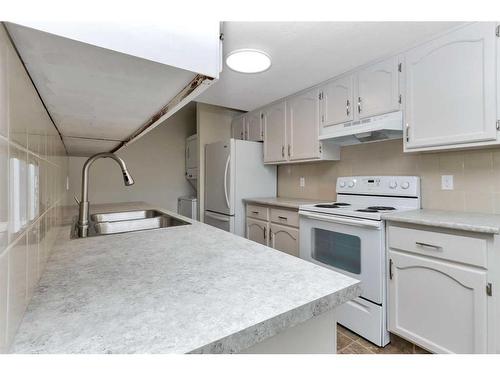 123-54 Bell Street, Red Deer, AB - Indoor Photo Showing Kitchen With Double Sink