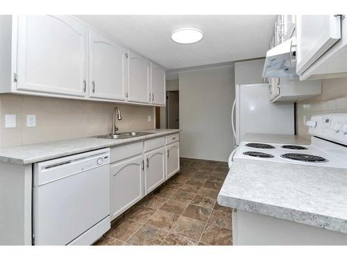 123-54 Bell Street, Red Deer, AB - Indoor Photo Showing Kitchen With Double Sink