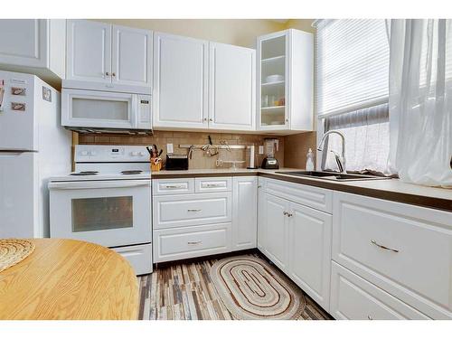 38 Wildrose Street, Rural Lacombe County, AB - Indoor Photo Showing Kitchen