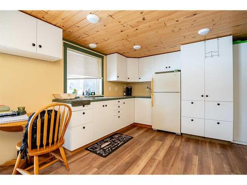 38 Wildrose Street, Rural Lacombe County, AB - Indoor Photo Showing Kitchen